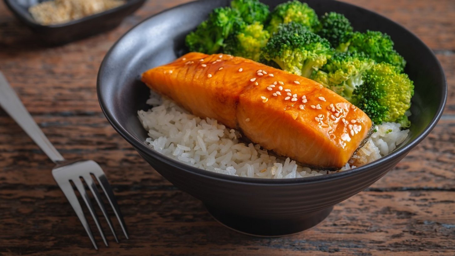 Gesund und lecker: Lachs mit Brokkoli und Reis - Heimat Krankenkasse