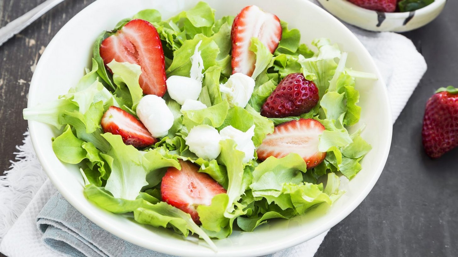 Rezept: Erdbeer-Salat mit Feta - Heimat Krankenkasse